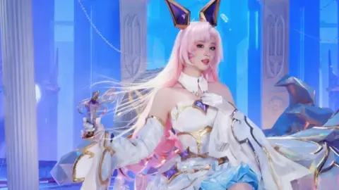 男子深夜刷同城约会